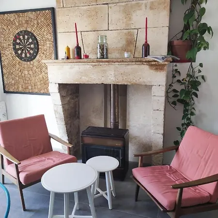 Pretty Renovated Townhouse With Relaxing Terrace And Petanque Court בית נופש *