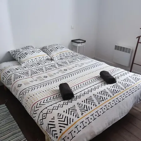 Pretty Renovated Townhouse With Relaxing Terrace And Petanque Court בית נופש *
